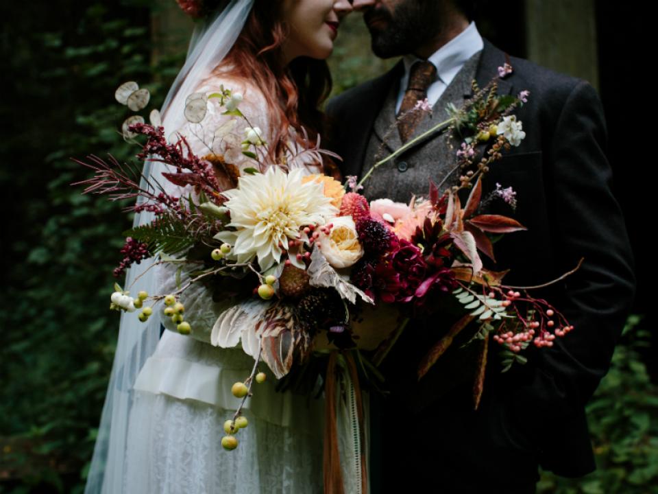 Glückliches Brautpaat mit Blumen von Pyrus - Pflanzenfreude.de