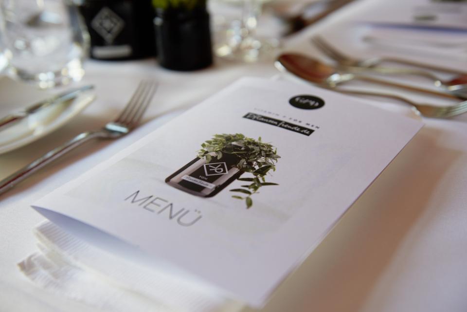 Dinner-Tisch mit Vitamin P-Pflanzen für Männer – Pflanzenfreude.de Dinner-Tisch mit Vitamin P-Pflanzen für Männer – Pflanzenfreude.de