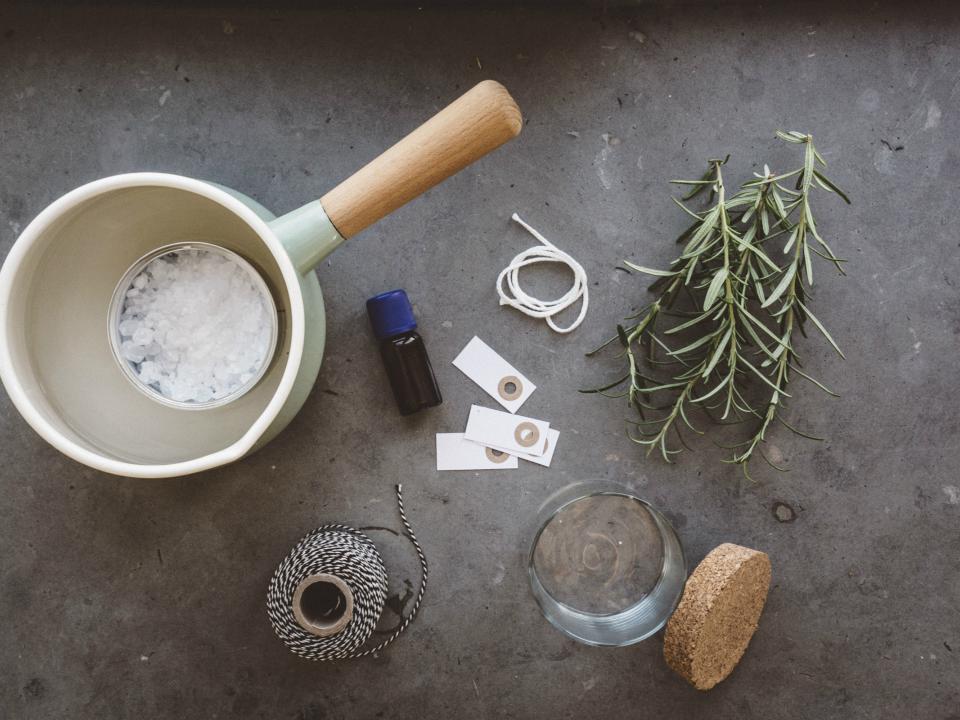 DIY: kaars met rozemarijn Mooiwatplantendoen.nl DIY: kaars met rozemarijn Mooiwatplantendoen.nl