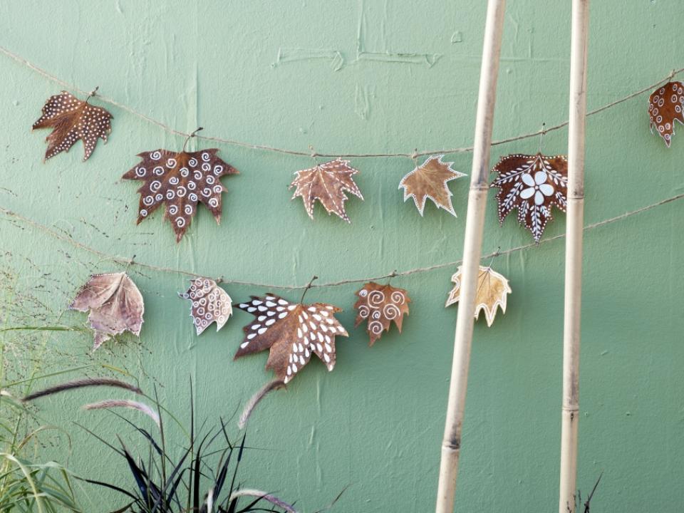 DIY slinger van herfstbladeren - Mooiwatplantendoen.nl DIY slinger van herfstbladeren - Mooiwatplantendoen.nl