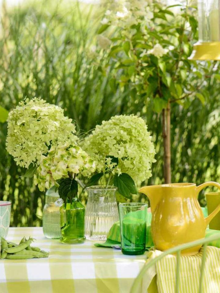 Frühling im Garten- Tischdekoration mit der Hortensie in hellem Grün - www.pflanzenfreude.de