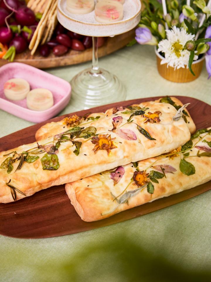 foccacia met eetbare bloemen en kruiden Mooiwatplantendoen.nl