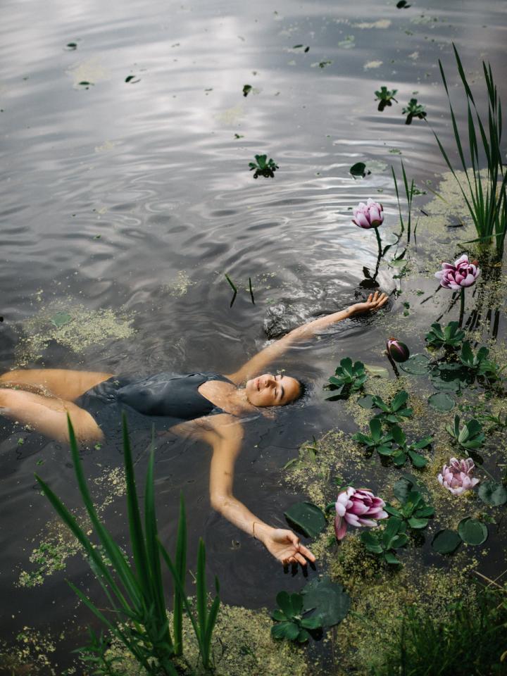 IM GRÜNEN BADEN Schwimmteich Außendusche | Pflanzenfreude.de