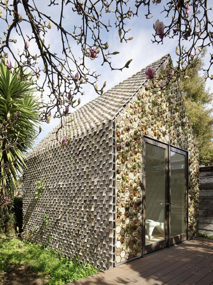 Tiny house met succulenten van Emerging Objects Mooiwatplantendoen.nl