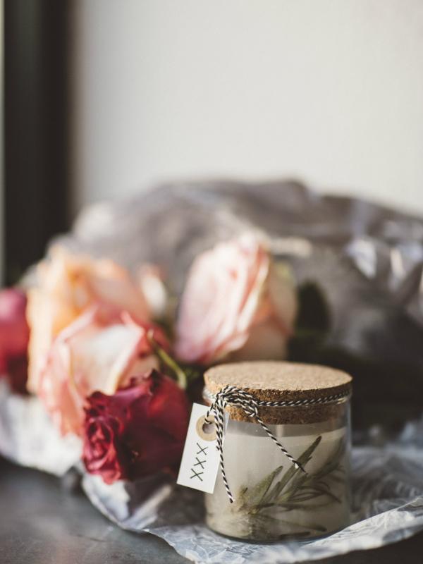 DIY: kaars met rozemarijn Mooiwatplantendoen.nl DIY: kaars met rozemarijn Mooiwatplantendoen.nl
