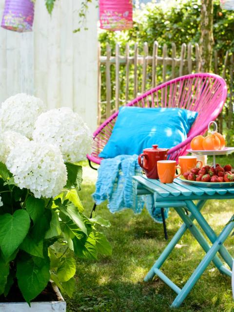 Eine bunte Outdooroase mit der weißen Hortensie. - www.pflanzenfreude.de