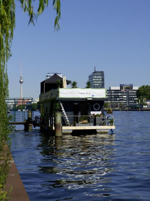 Das Pflanzenfreude.de Hausboot an der Oberbaumbrücke - Pflanzenfreude.de